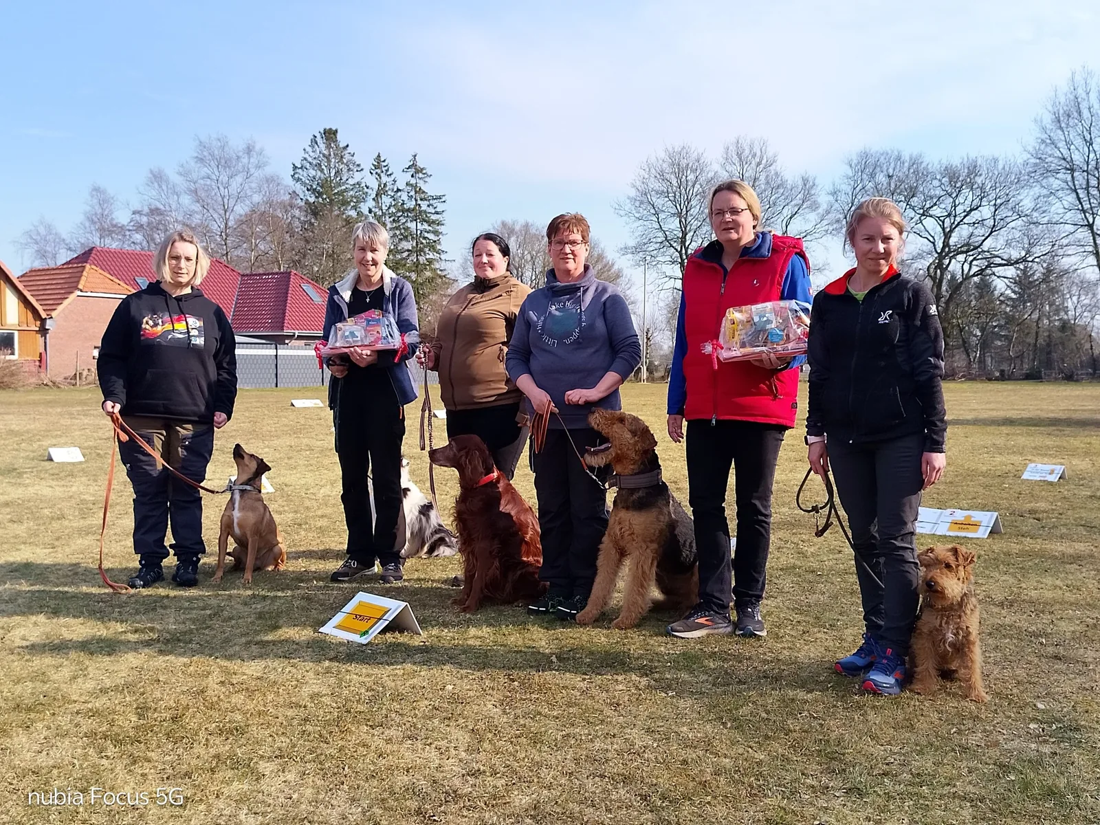 Rally-Obedience-Teams auf dem Übungsplatz der SV OG Holtriem